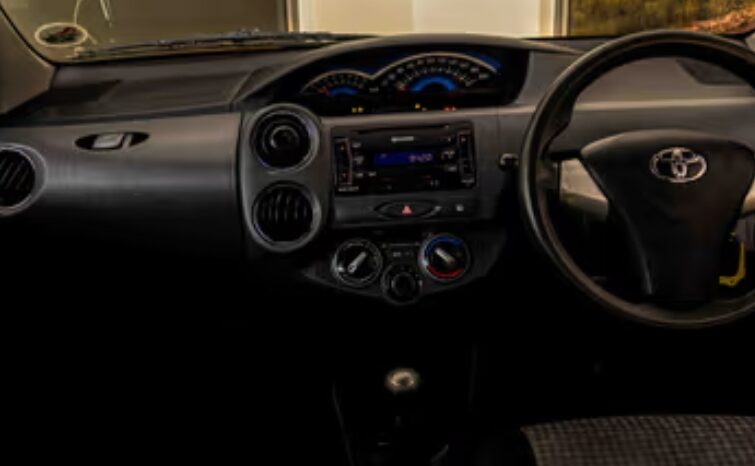 
								Toyota Etios 1.5 Xs/Sprint 5 Door 2014 full									