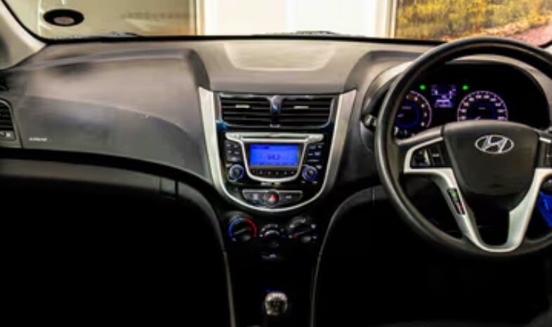 
								Hyundai Accent IV 1.6 GLS Fluid 2011 full									